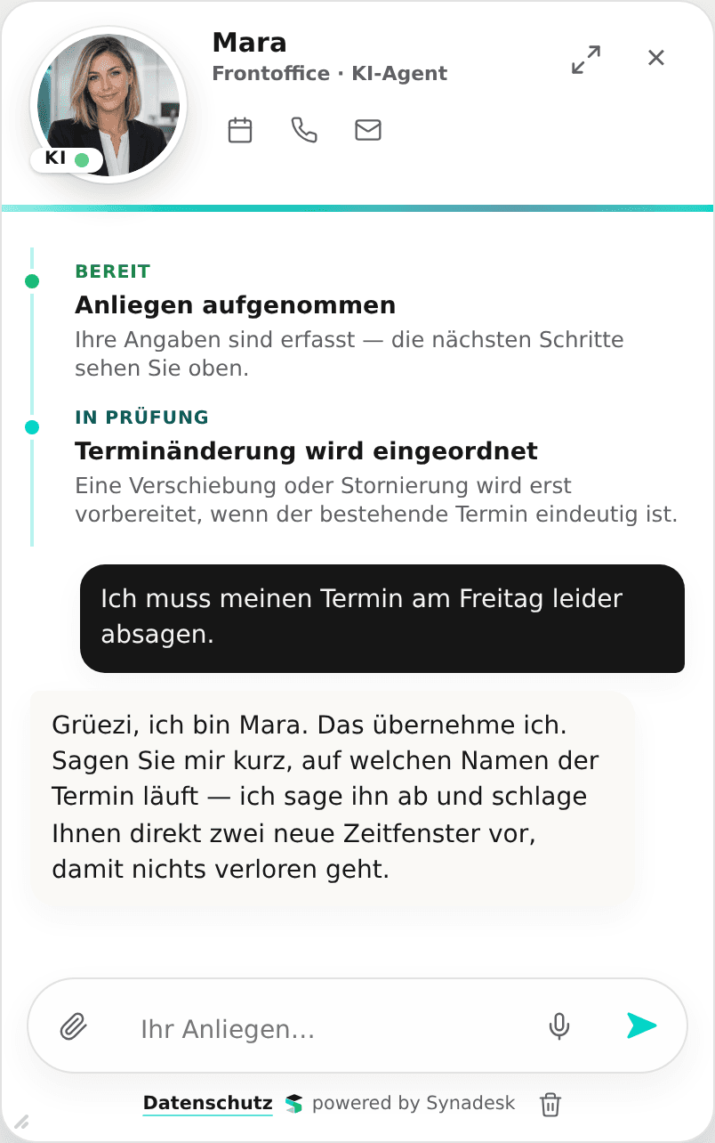 Synadesk-Widget: Besucher sagt einen Termin ab, Mara übernimmt die Absage und schlägt direkt neue Zeitfenster vor; die Terminänderung erscheint als Arbeitsschritt.